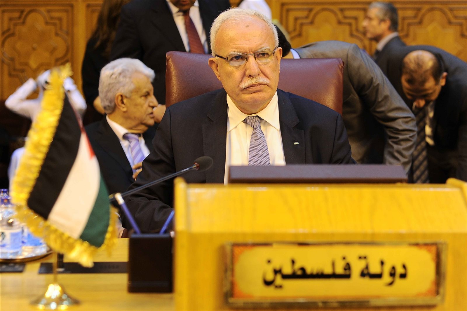 وزير الخارجية رياض المالكي يستقبل سفير مصر الجديد لدى فلسطين وزير الخارجية رياض المالكي يستقبل سفير مصر الجديد لدى فلسطين