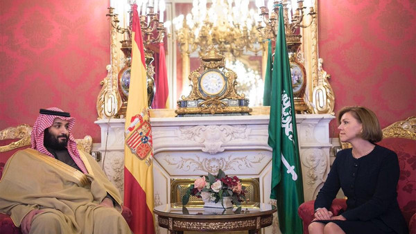 ولي العهد السعودي ووزيرة الدفاع الإسبانية
