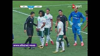 لاعبي المصري مع حكم اللقاء محمود وفا 