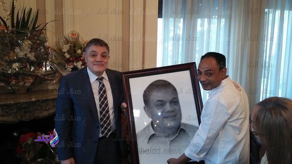 نائب رئيس لجنة الوفد ببولاق الدكرور يهدى البدوى صورة تذكارية