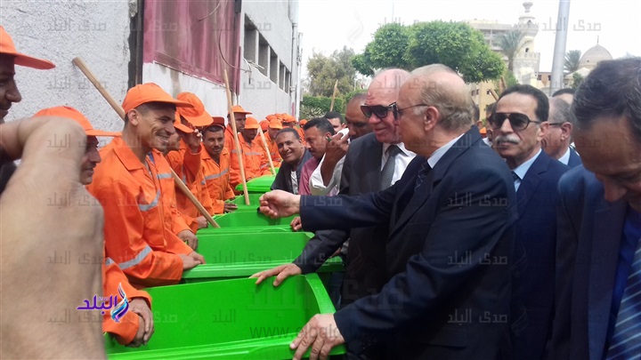 المهندس عاطف عبد الحميد محافظ القاهرة خلال تدشين المعدات 