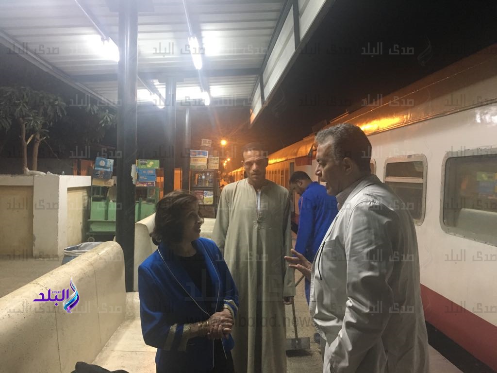 وزير النقل خلال جولته بمحطة إسنا