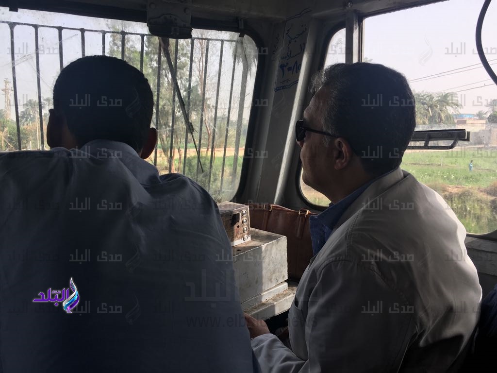 وزير النقل يستقل جرار قطار