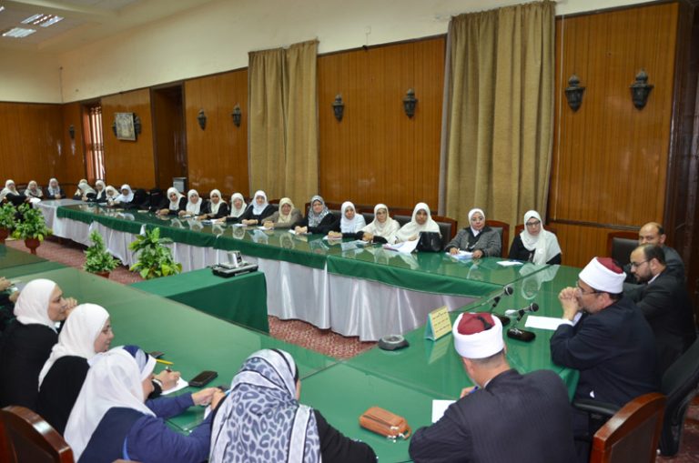 وزير الأوقاف خلال لقاء الواعظات وزير الأوقاف خلال لقاء الواعظات