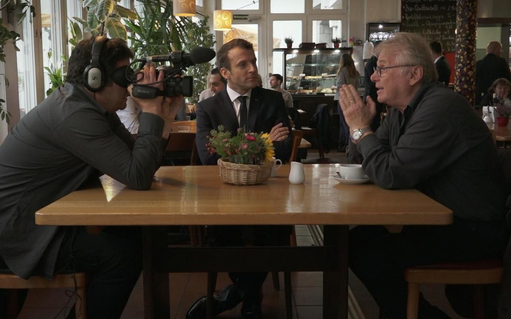 ماكرون أثناء تصوير مشاهد الفيلم 