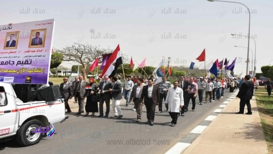 مسيرة طلابية بالاعلام في احتفالات جامعة السادات مسيرة طلابية بالاعلام في احتفالات جامعة السادات