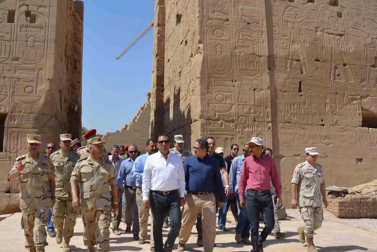 وزير الاثار يتفقد طريق الكباش بالأقصر وزير الاثار يتفقد طريق الكباش بالأقصر