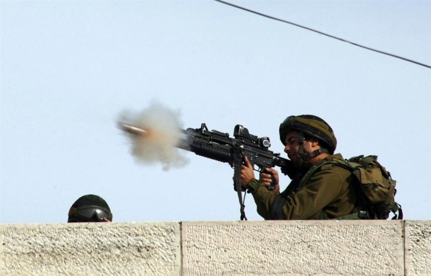 جندي اسرائيلي يطلق النار على الفلسطينين 