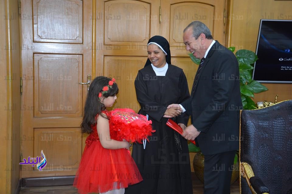 محافظ دمياط يستقبل طلاب مدرسة الراهبات 