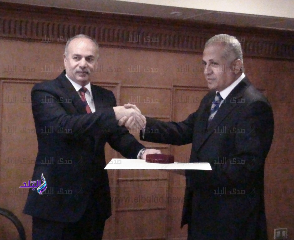 مساعد وزير الداخلية يكرم مدير البحث الجنائي