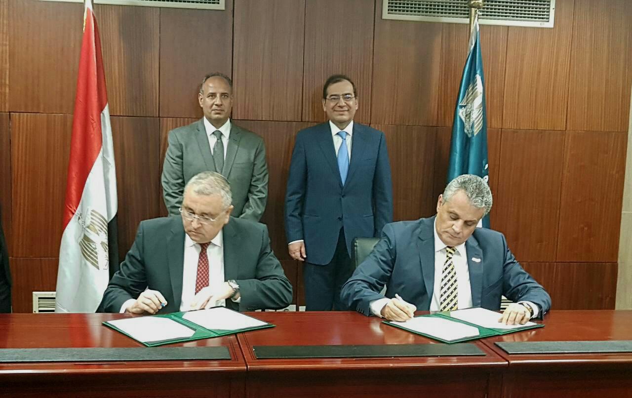 جانب من التوقيع 