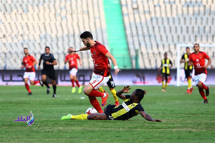وليد ازارو يتخطى مدافع دجلة قبل تسجيل الهدف الأول أمام دجلة 