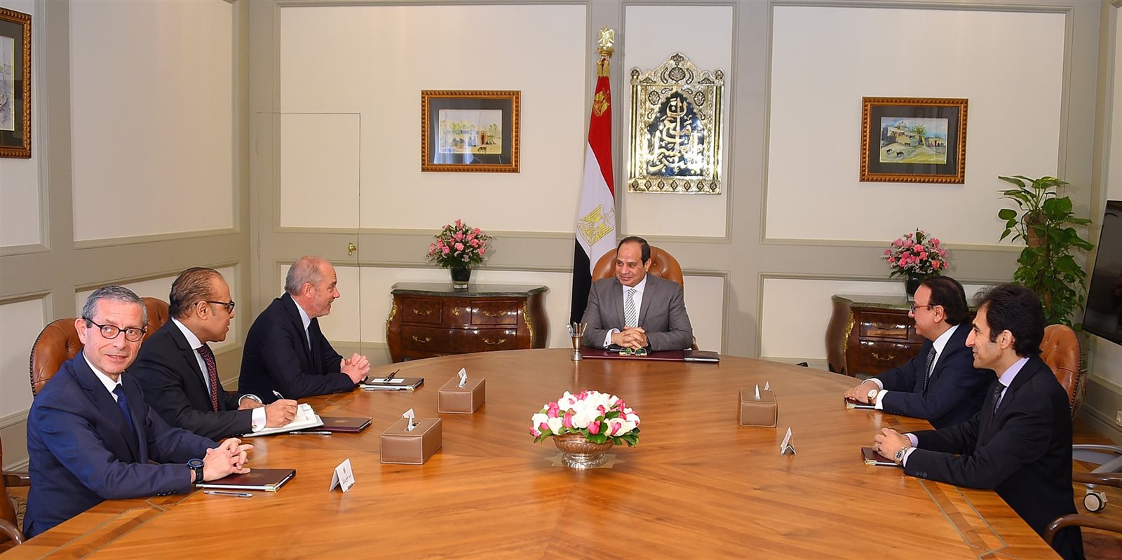 الرئيس عبد الفتاح السيسي يستقبل رئيس شركة أورانج الرئيس عبد الفتاح السيسي يستقبل رئيس شركة أورانج