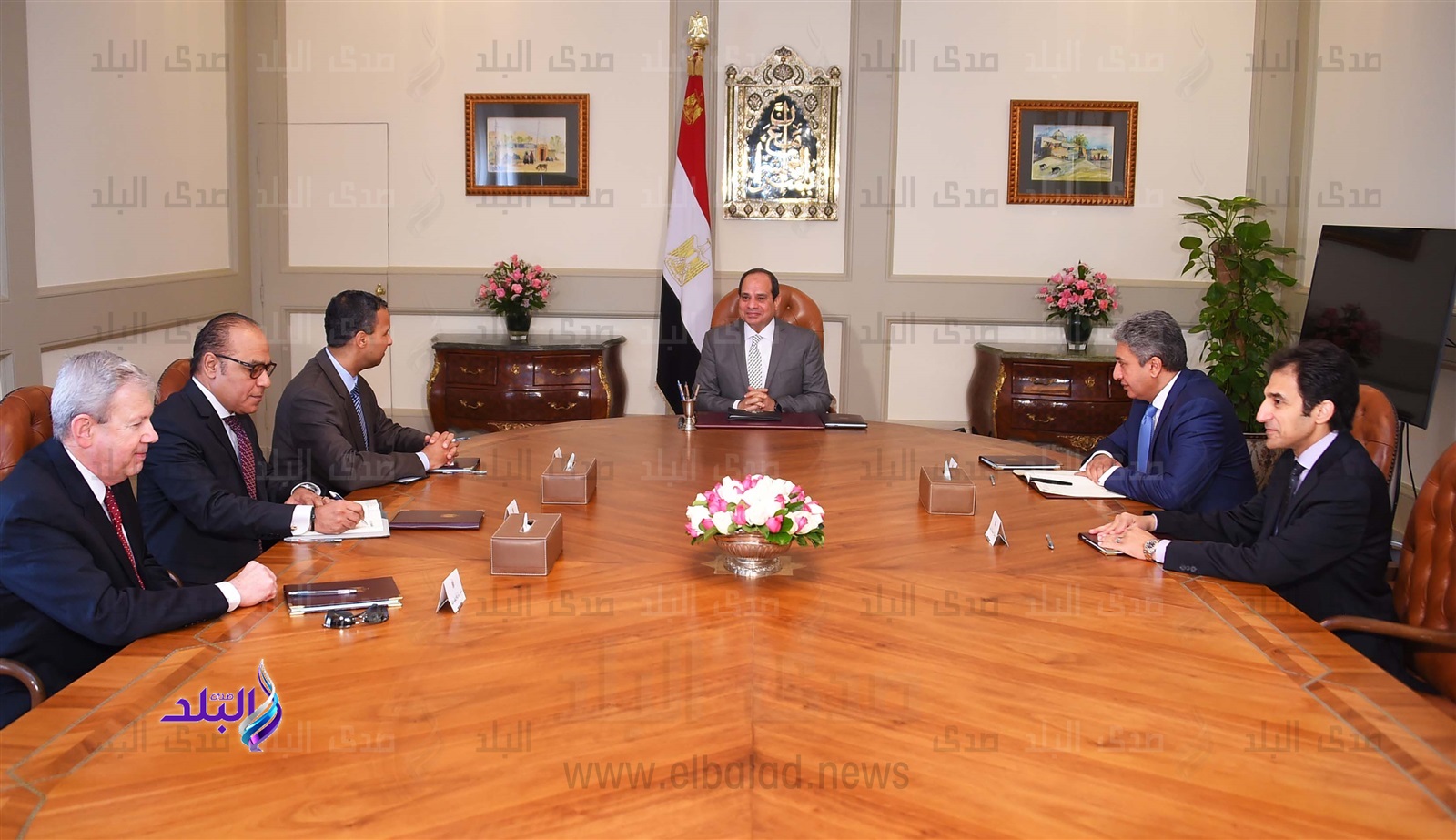 السيسي مع رئيس شركة بيونج السيسي مع رئيس شركة بيونج