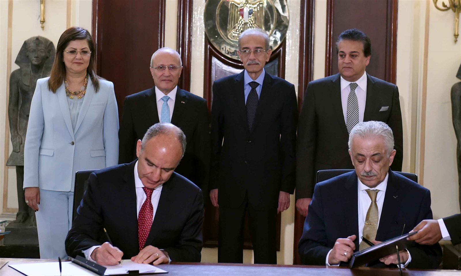  وزير التربية والتعليم خلال توقيع الاتفاقية