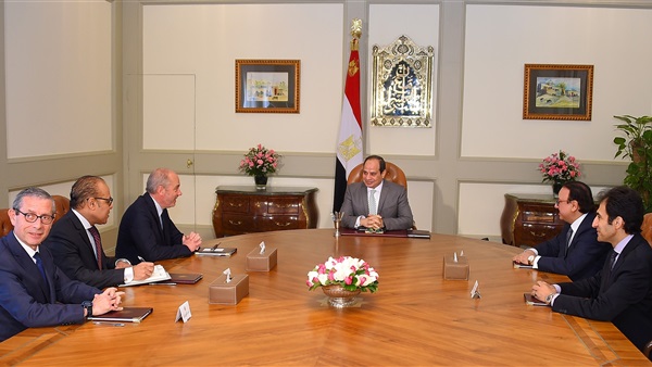 السيسي مع مسئولي شركة أورنج السيسي مع مسئولي شركة أورنج