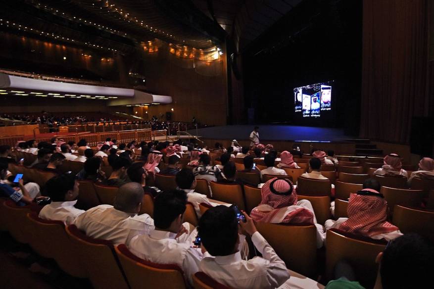 السعودية تفتتح أول دار سينما السعودية تفتتح أول دار سينما