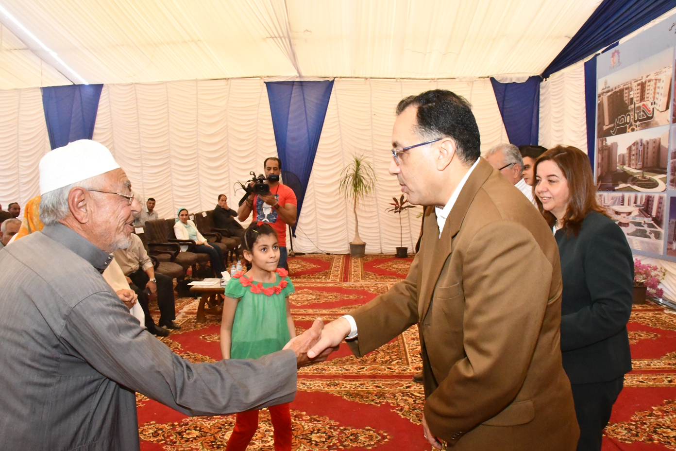 مدبولى يسلم العقود 