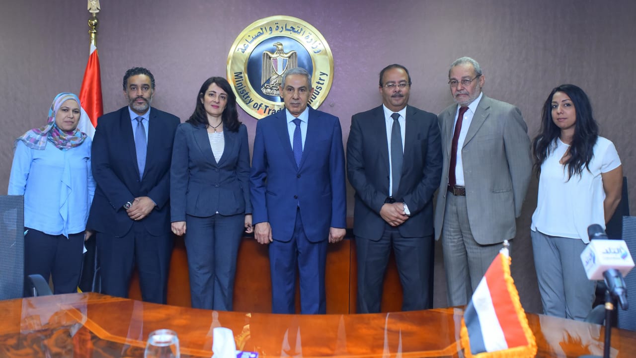 جانب من التوقيع