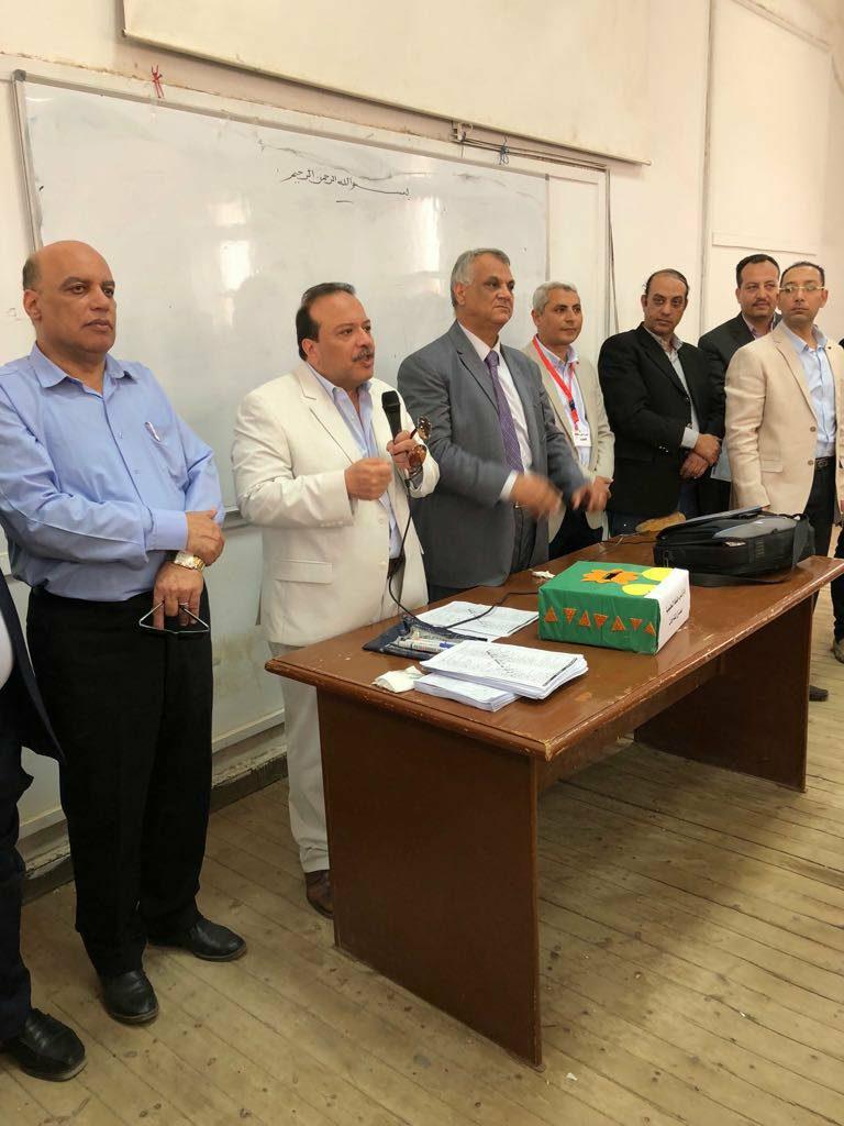 رئيس جامعة طنطا يتفقد المراجعات النهائية لطلاب الثانوية رئيس جامعة طنطا يتفقد المراجعات النهائية لطلاب الثانوية