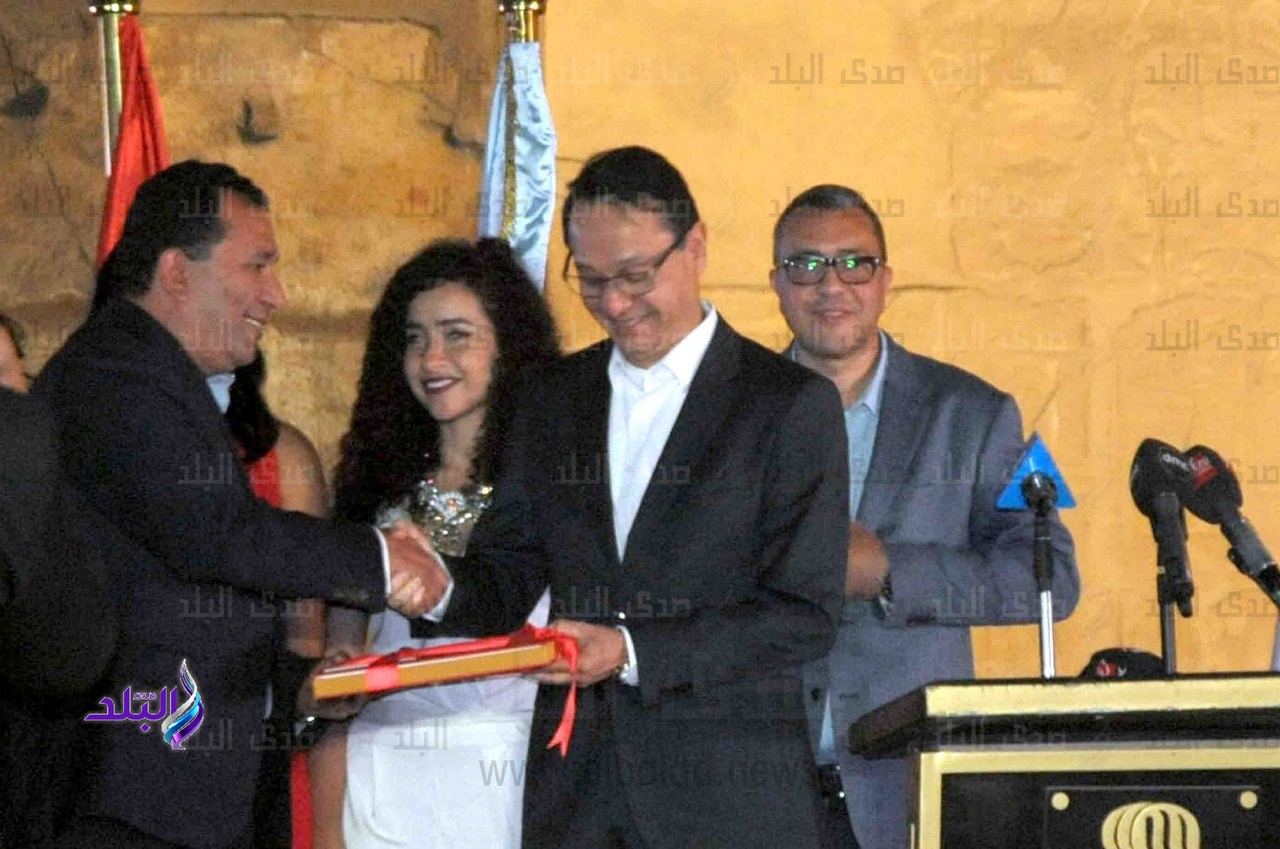 محافظ الاقصر يتسلم الهوية الجديدة للمحافظة...صور محافظ الاقصر يتسلم الهوية الجديدة للمحافظة...صور