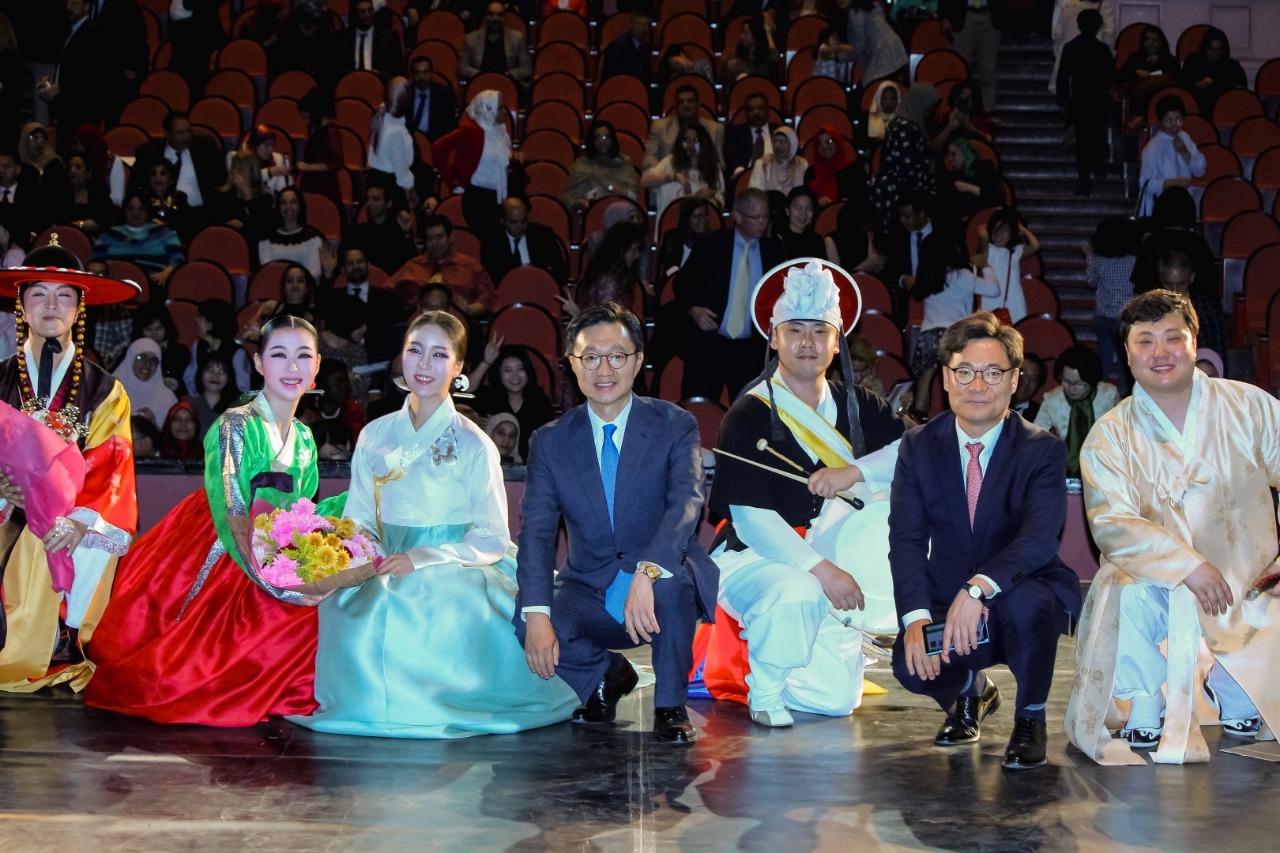 سفير كوريا الجنوبية ومدير المركز الثقافي الكوري وأعضاء الفرق