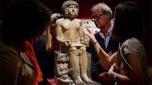 عرض بعض القطع الآثرية في الخارج عرض بعض القطع الآثرية في الخارج