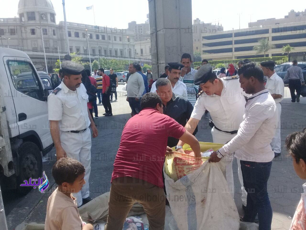 مدير أمن القاهرة يقود حملة مكبرة لازالة الأشغالات مدير أمن القاهرة يقود حملة مكبرة لازالة الأشغالات