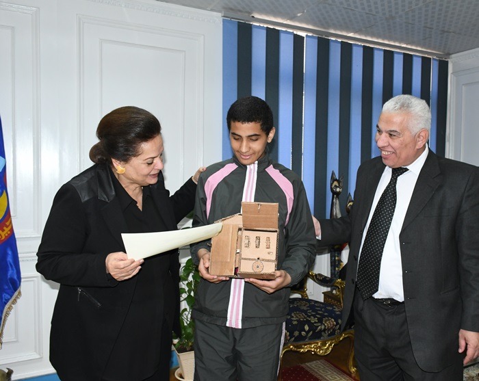 محافظ البحيرة تكرم طالبين مبدعين..صور