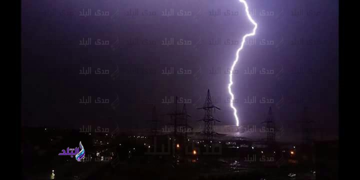 البرق والرعد يضيئان سماء حدائق الأهرام البرق والرعد يضيئان سماء حدائق الأهرام