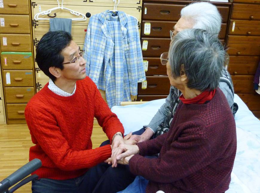 ياباني يصدم في والديه بعد نصف قرن 