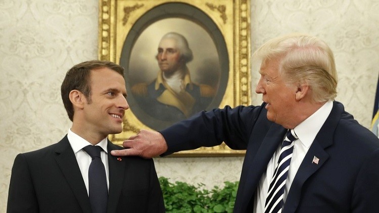 الرئيس الامريكي دونالد ترامب ونظيره الفرنسي ايمانويل ماكرون