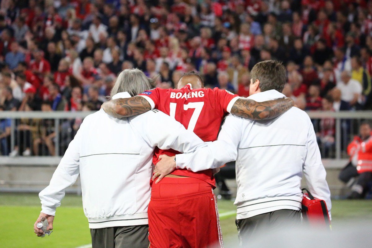 لحظة مغادرة بواتينج أرضية الملعب