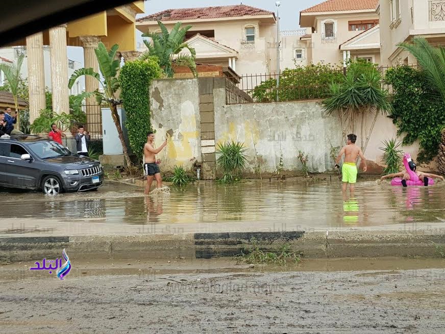 عوامات ومايوهات في الشوارع  عوامات ومايوهات في الشوارع