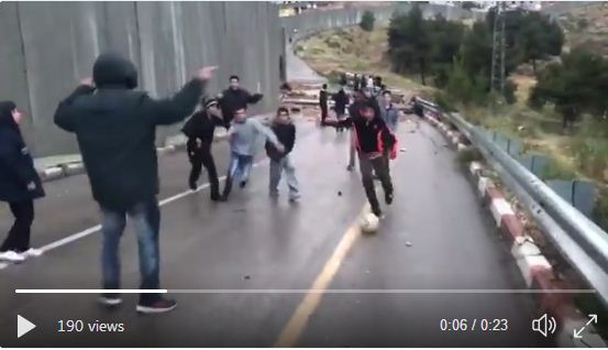 صورة من فيديو لأطفال يلعبون قرب الجدار المهدم