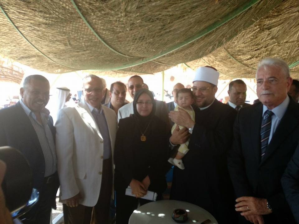 بالصور.. فودة " يكرم أرملة الشهيد العواد بقلادة ذهبيه بالصور.. فودة " يكرم أرملة الشهيد العواد بقلادة ذهبيه