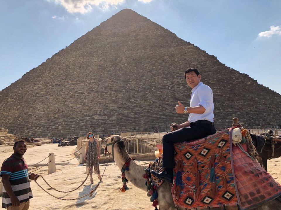 رئيس الاتحاد الدولي للجمباز ينبهر بآثار مصر في الاهرامات رئيس الاتحاد الدولي للجمباز ينبهر بآثار مصر في الاهرامات