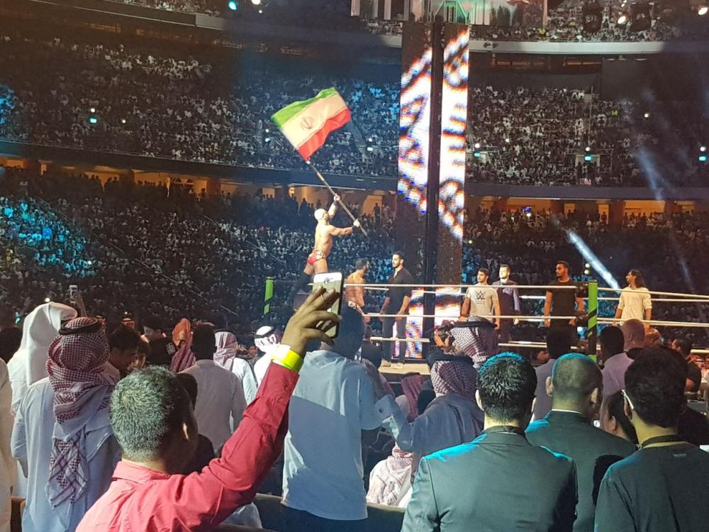 العلم الايراني يستفز جمهور السعودية 