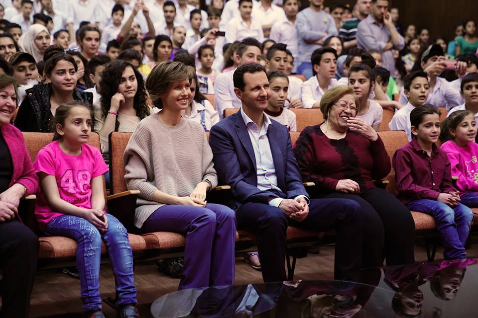 بشار الأسد وزوجته في مدرسة بنات الشهداء بشار الأسد وزوجته في مدرسة بنات الشهداء
