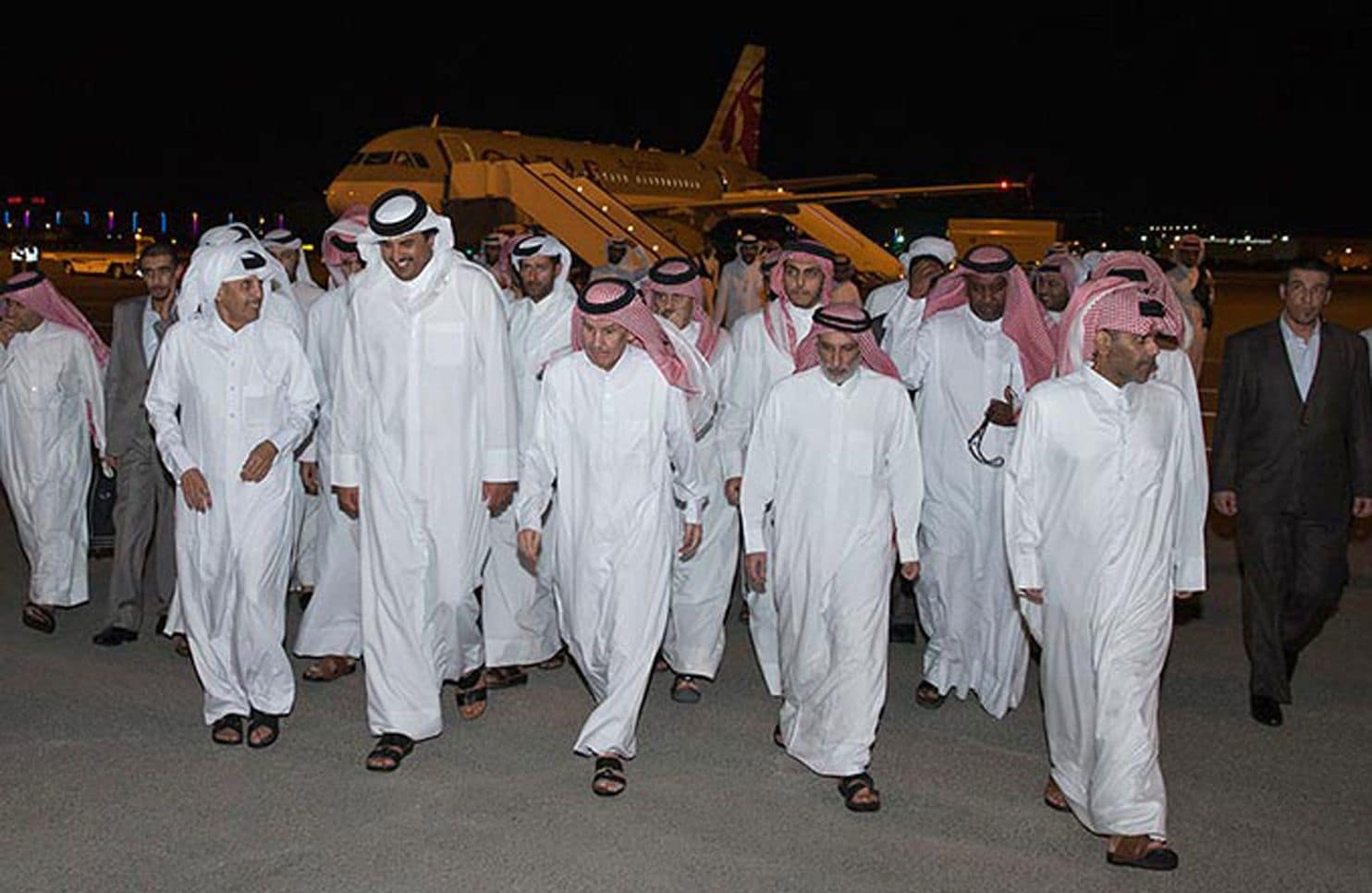 أمير قطر يستقبل المخطوفين بعد إطلاق سراحهم أمير قطر يستقبل المخطوفين بعد إطلاق سراحهم