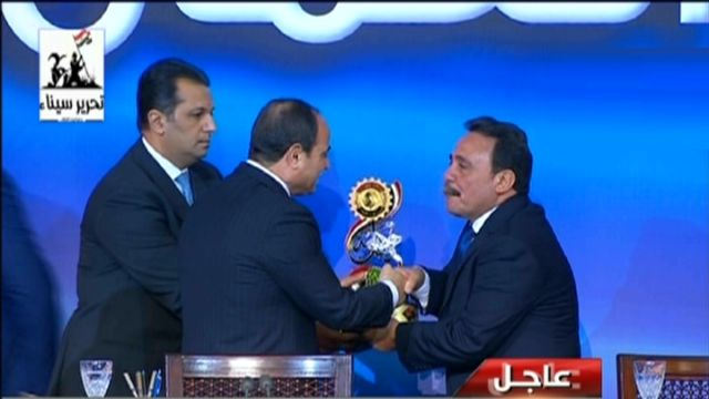 جبالي المراغي يهدي الرئيس السيسي درع اتحاد عمال مصر 