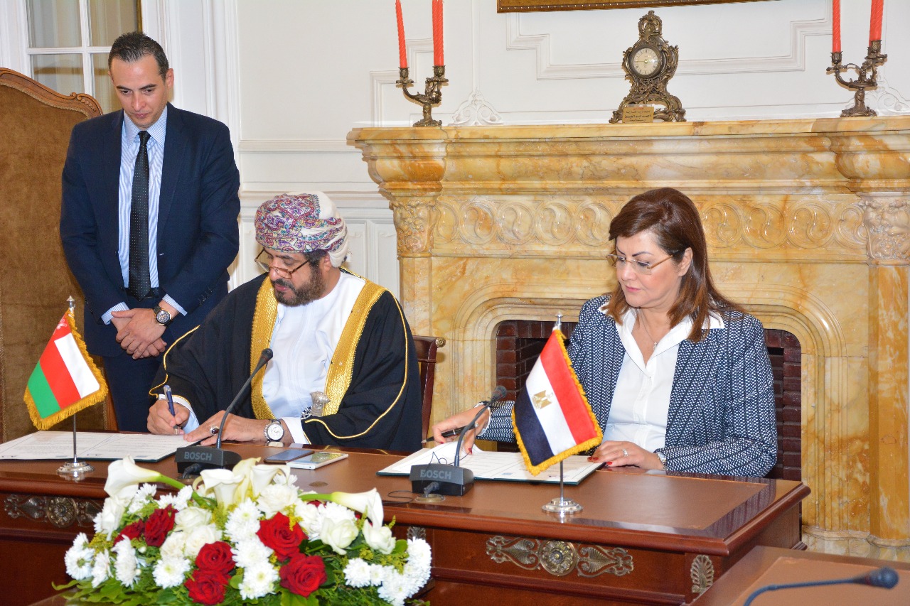 جانب من التوقيع 