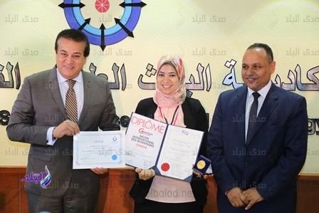 عبد الغفار وصقر يكرمان الفائزين عبد الغفار وصقر يكرمان الفائزين