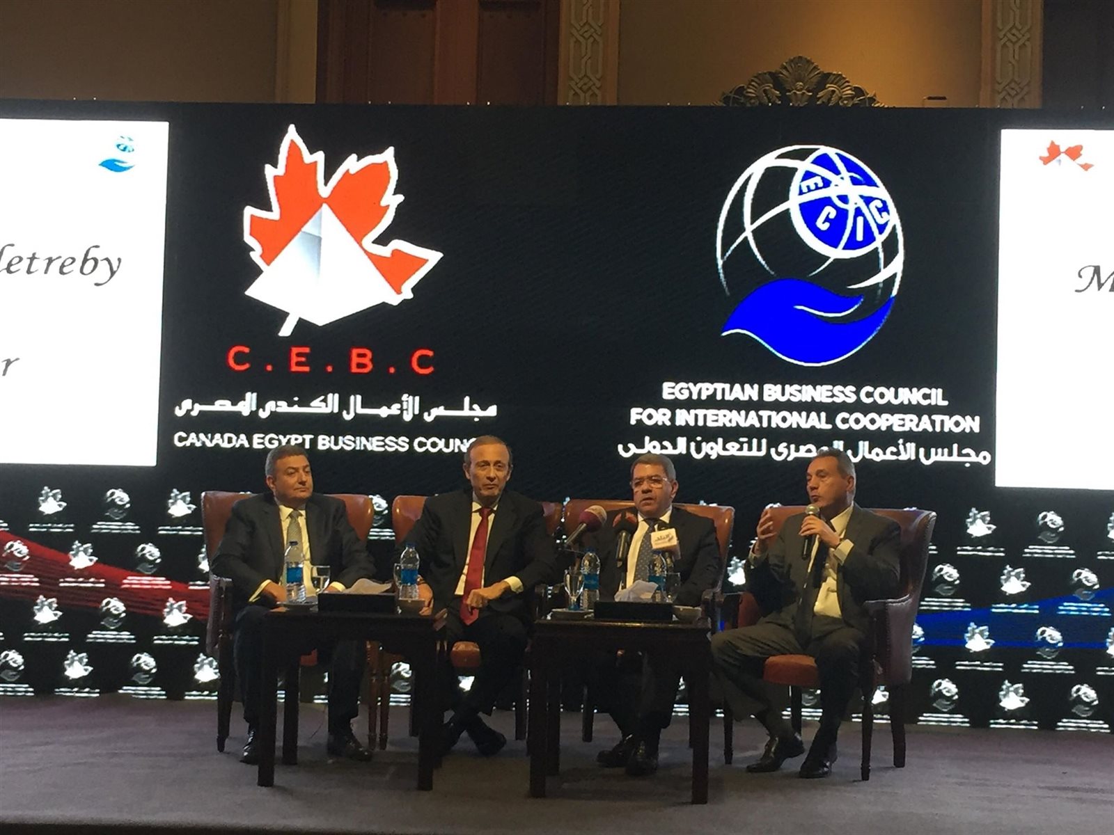 خلال المؤتمر 