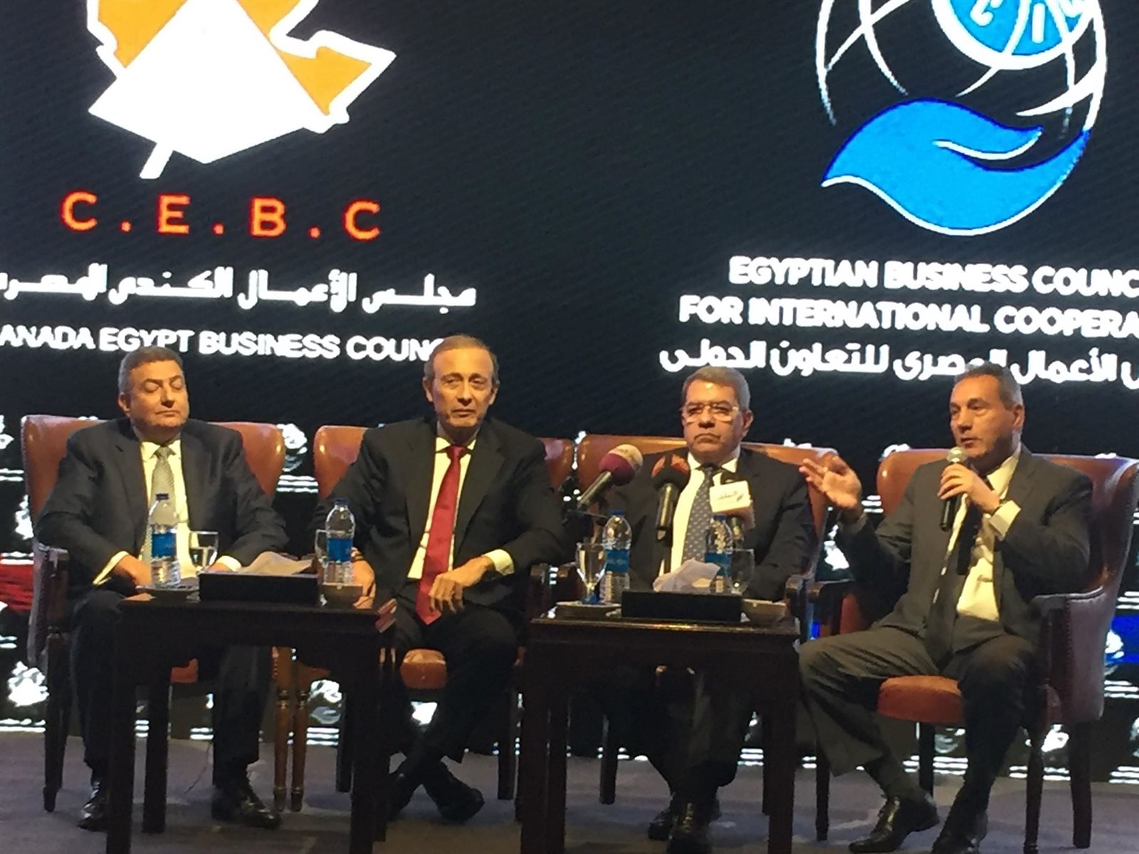 خلال المؤتمر 