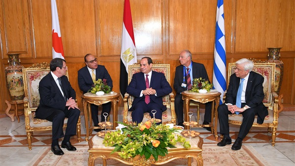 السيسي مع نظيريه القبرصي اناستاسيادس واليوناني بافلوبولوس