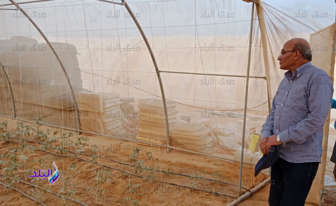 الوزير خلال تفقد المزرعة الوزير خلال تفقد المزرعة