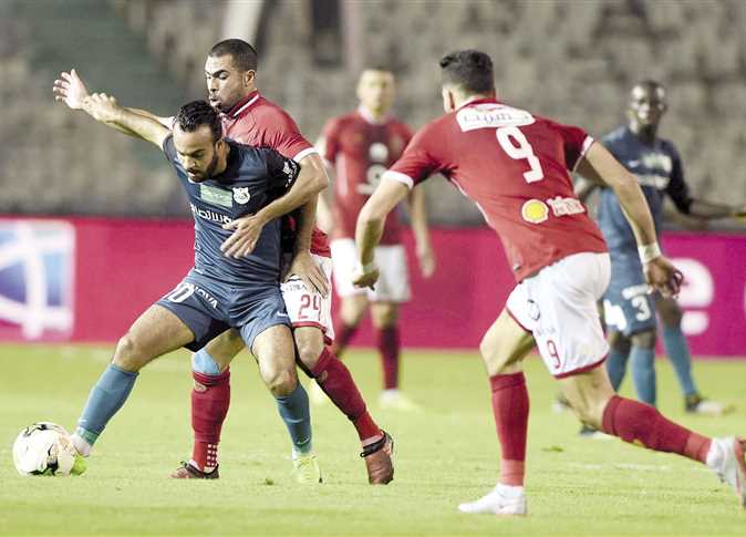 مجدى قفشة فى إحدى مباراياته أمام الأهلى 