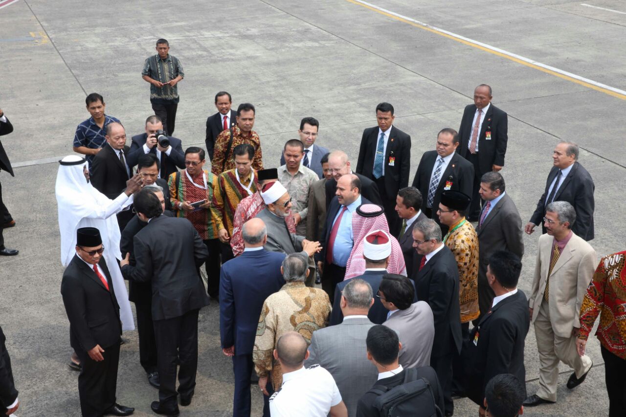 د. احمد الطيب شيخ الأزهر لحظة مغادرة اندونيسيا