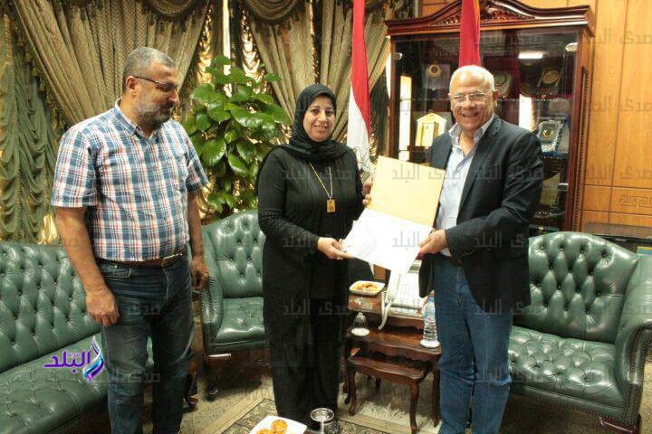 محافظ بورسعيد يستقبل اسرة الشهيد النقيب عمرو السقا